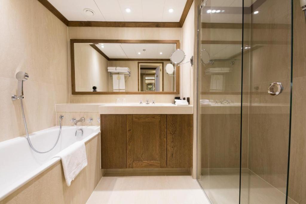Grand Hotel Huis Ter Duin Нордвейк-ан-Зее Номер фото A bathroom in a hotel