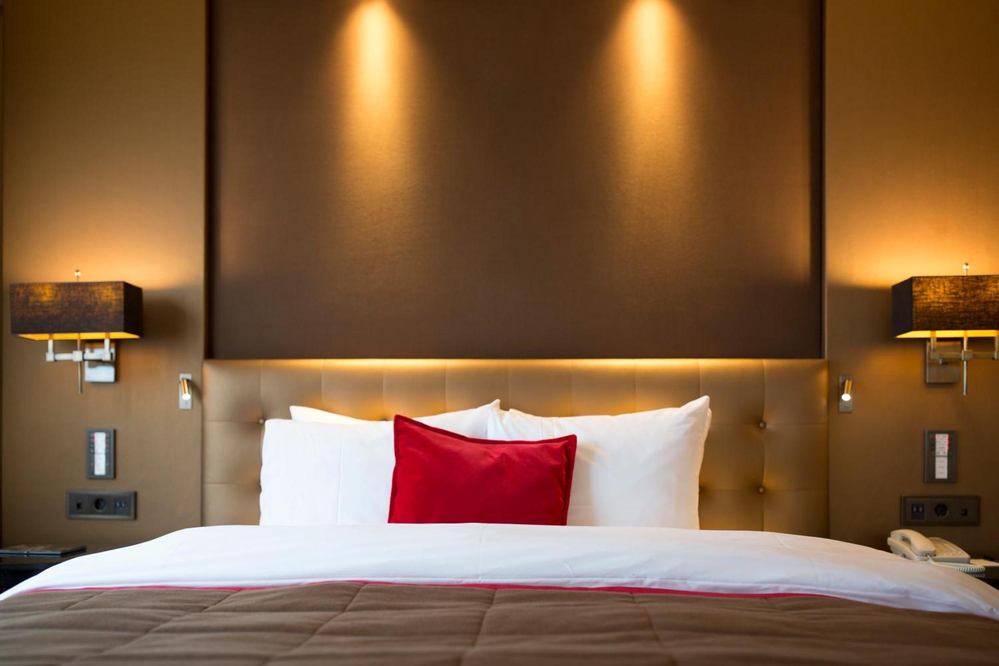 Grand Hotel Huis Ter Duin Нордвейк-ан-Зее Номер фото A bed with a red pillow